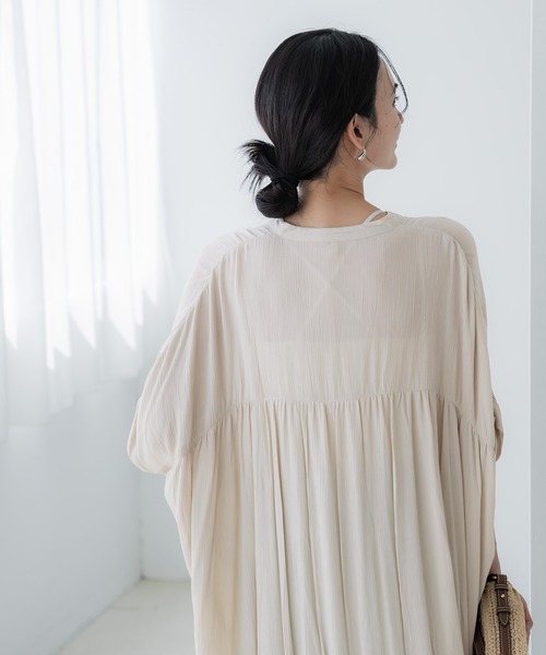 coca(coca)(コカ)の「楊柳プリーツロングシャツ(シャツ/ブラウス・レディース・ベージュ/ブラック・ONE SIZE)」の9枚目の写真