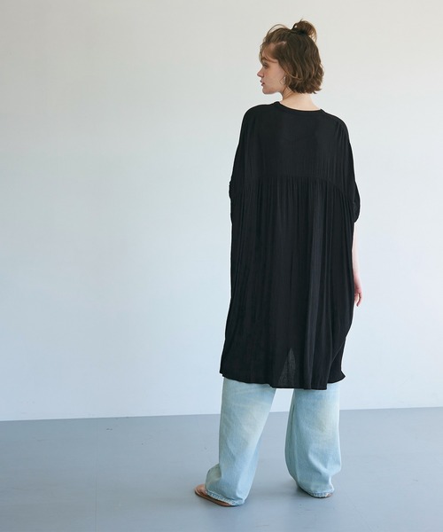 coca(coca)(コカ)の「楊柳プリーツロングシャツ(シャツ/ブラウス・レディース・ベージュ/ブラック・ONE SIZE)」の15枚目の写真