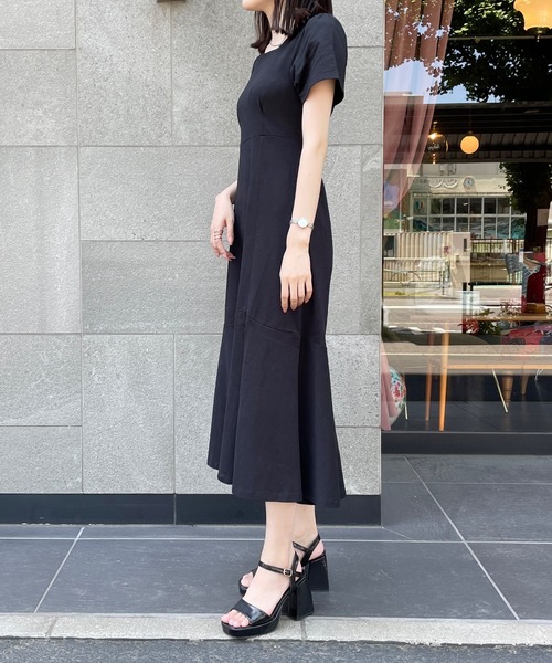 one way（ワンウェイ）の「バックオープンワンピース