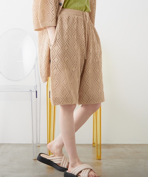 WHIMSIC（ウィムジック）の「【UNISEX/SET UP対応】メッシュジャガードニットショートパンツ（その他パンツ・メンズ・アイボリー/チャコールグレー・FREE）」の2枚目の写真