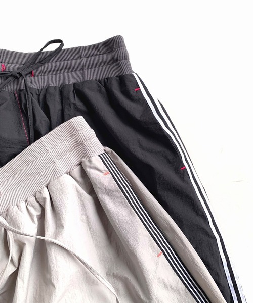 Q（キュー）の「サイドラインフレアスカート（スカート・レディース・ライトグレー/ブラック・MEDIUM）」の8枚目の写真