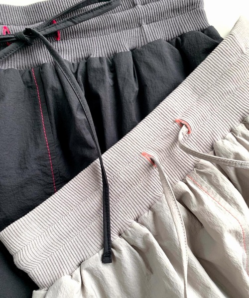 Q（キュー）の「サイドラインフレアスカート（スカート・レディース・ライトグレー/ブラック・MEDIUM）」の7枚目の写真