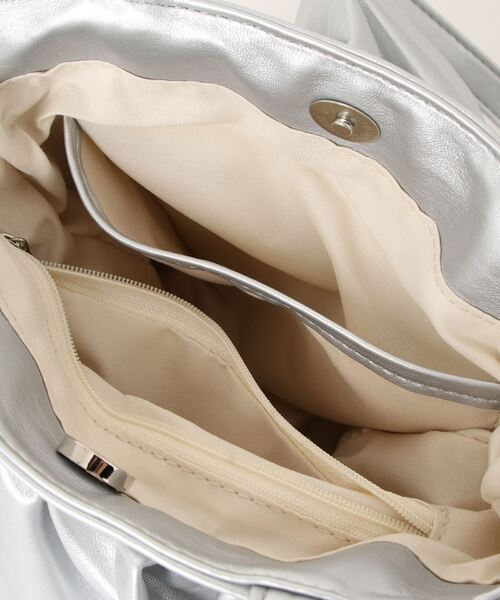 florist（フローリスト）の「【4色展開】【軽量】4段フリルレザートートバッグ（トートバッグ・レディース・シルバー/ブラック/オフホワイト/ラベンダー・FREE）」の6枚目の写真