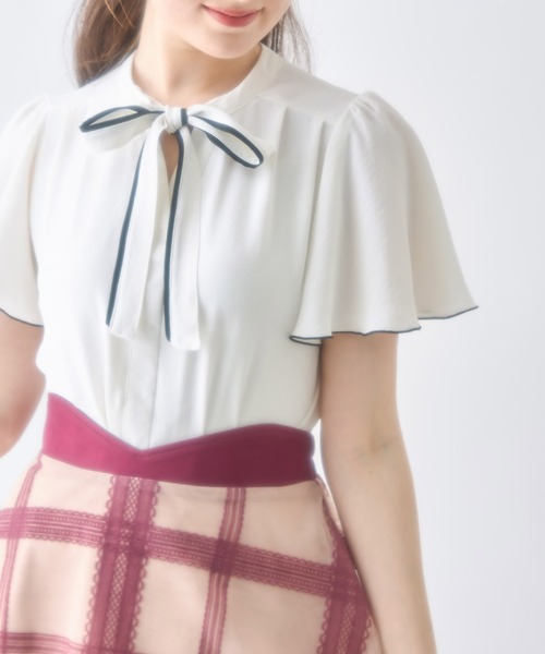 tocco closet(トッコ クローゼット)の「【ZOZO限定柄あり】マルチWAYボウタイリボン×パールピン配色ブラウス(シャツ/ブラウス・レディース・ブラック/ドット/その他/オフホワイト・M)」の2枚目の写真