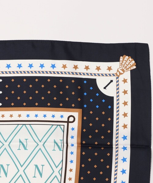 NOLLEY’S（ノーリーズ）の「シルクプリントスカーフ88（バンダナ/スカーフ・レディース・ベージュ/ネイビー・FREE）」の4枚目の写真