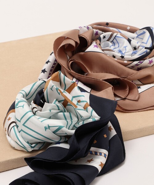 NOLLEY’S（ノーリーズ）の「シルクプリントスカーフ88（バンダナ/スカーフ・レディース・ベージュ/ネイビー・FREE）」の11枚目の写真