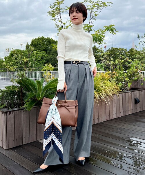 NOLLEY’S（ノーリーズ）の「シルクプリントスカーフ88（バンダナ/スカーフ・レディース・ベージュ/ネイビー・FREE）」の12枚目の写真