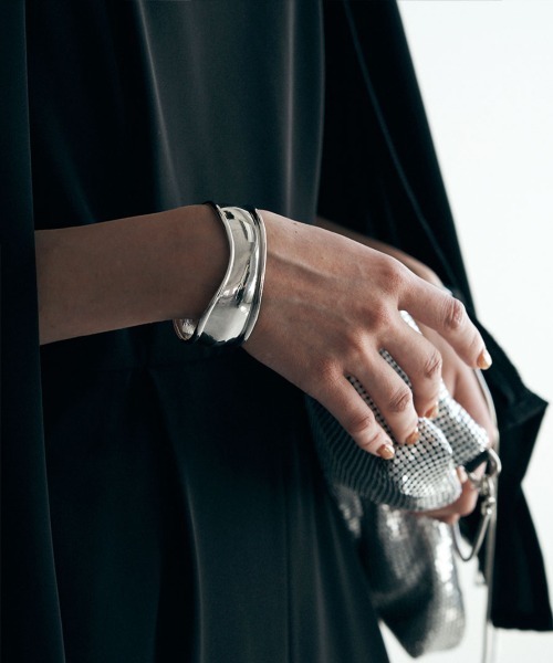marjour(マージュール)の「GLOSS TRIMMING BANGLE(バングル/リストバンド・レディース・シルバー/ゴールド・FREE)」の2枚目の写真
