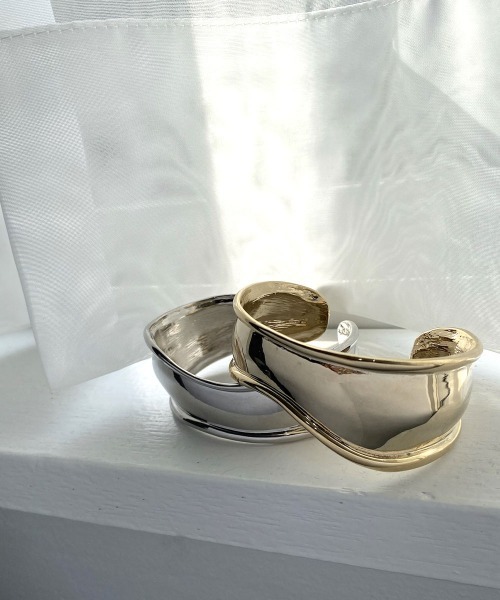 marjour(マージュール)の「GLOSS TRIMMING BANGLE(バングル/リストバンド・レディース・シルバー/ゴールド・FREE)」の3枚目の写真