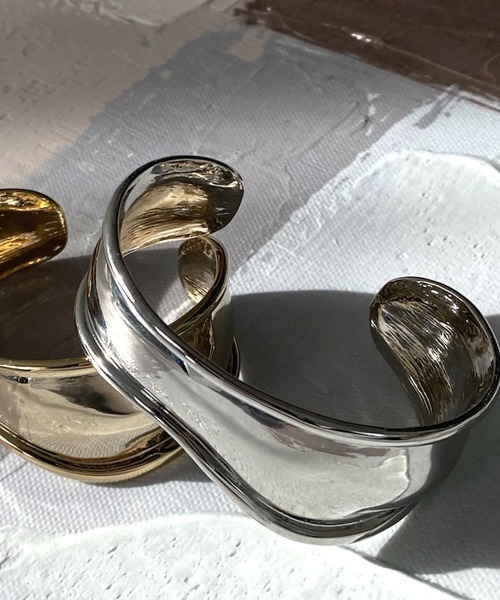 marjour(マージュール)の「GLOSS TRIMMING BANGLE(バングル/リストバンド・レディース・シルバー/ゴールド・FREE)」の4枚目の写真