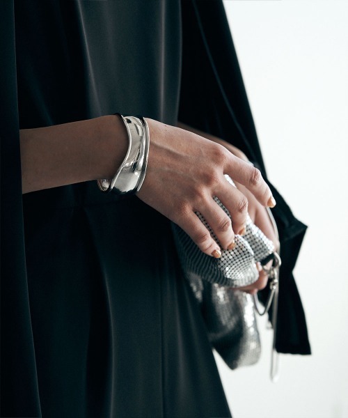 marjour(マージュール)の「GLOSS TRIMMING BANGLE(バングル/リストバンド・レディース・シルバー/ゴールド・FREE)」の7枚目の写真
