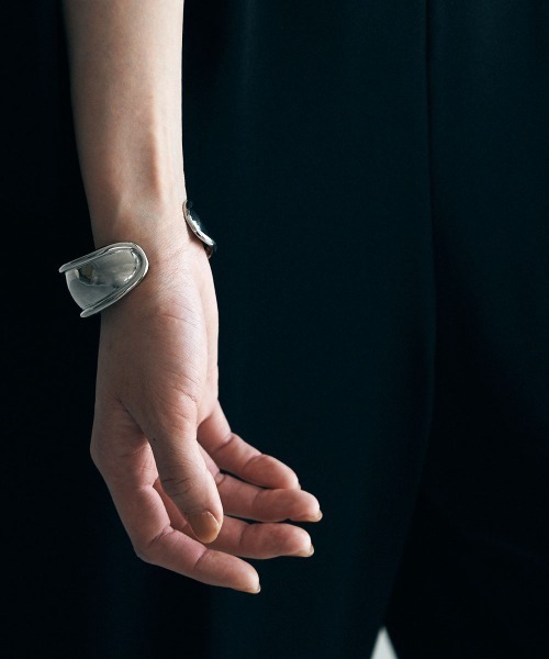 marjour(マージュール)の「GLOSS TRIMMING BANGLE(バングル/リストバンド・レディース・シルバー/ゴールド・FREE)」の8枚目の写真