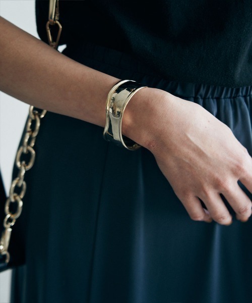 marjour(マージュール)の「GLOSS TRIMMING BANGLE(バングル/リストバンド・レディース・シルバー/ゴールド・FREE)」の9枚目の写真