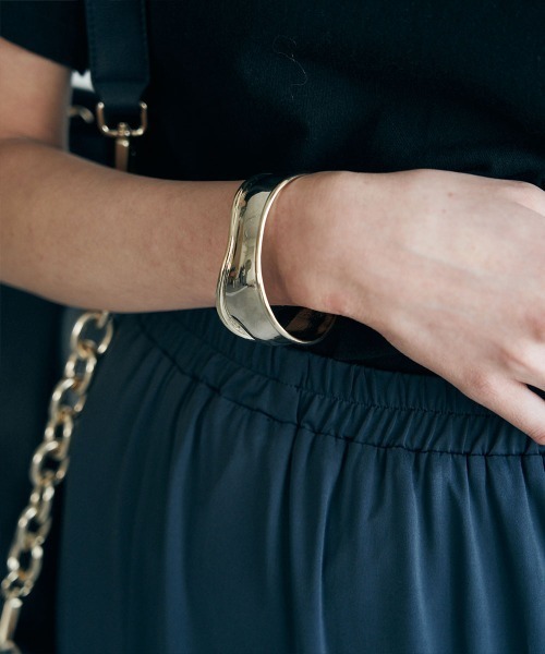 marjour(マージュール)の「GLOSS TRIMMING BANGLE(バングル/リストバンド・レディース・シルバー/ゴールド・FREE)」の10枚目の写真