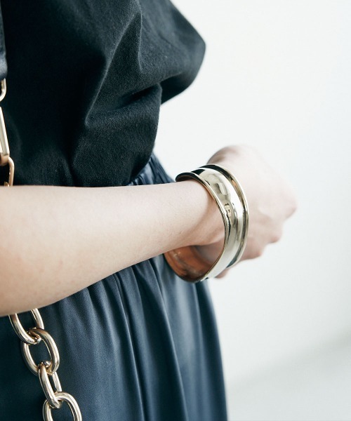 marjour(マージュール)の「GLOSS TRIMMING BANGLE(バングル/リストバンド・レディース・シルバー/ゴールド・FREE)」の11枚目の写真