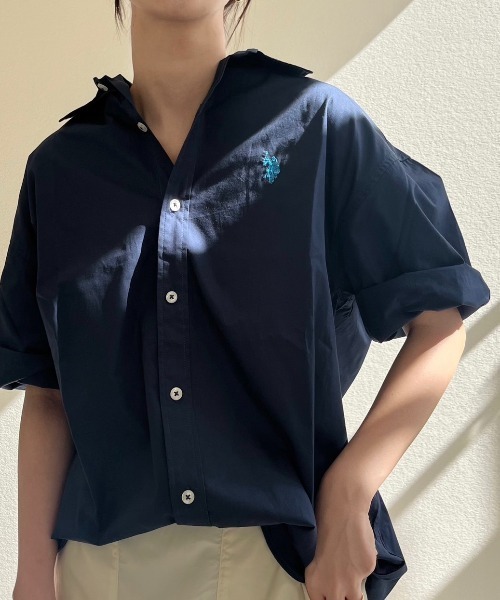 U.S. POLO ASSN.(ユーエスポロアッスン)の「U.S.POLO ASSN.半袖レギュラーカラーシャツ(シャツ/ブラウス・レディース・ホワイト/ネイビー/インディゴブルー/ホワイト×ネイビー/ブルー系その他・M/L)」の1枚目の写真