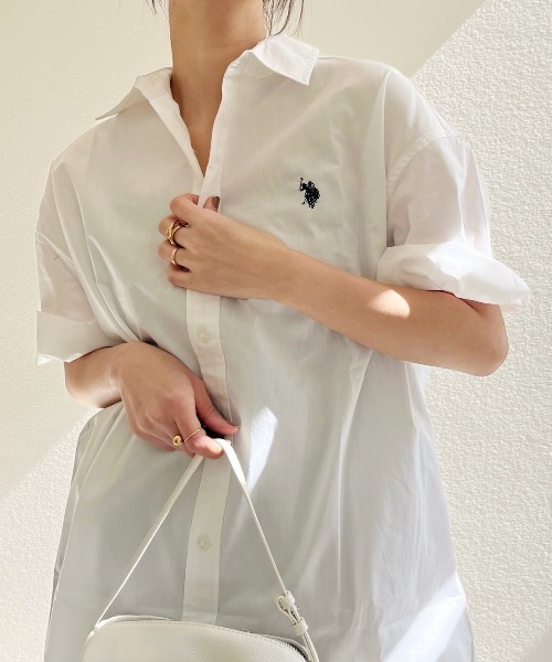 U.S. POLO ASSN.(ユーエスポロアッスン)の「U.S.POLO ASSN.半袖レギュラーカラーシャツ(シャツ/ブラウス・レディース・ホワイト/ネイビー/インディゴブルー/ホワイト×ネイビー/ブルー系その他・M/L)」の2枚目の写真