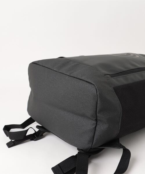 Quiksilver(クイックシルバー)の「W DEFENSER NEW SQUAR/クイックシルバー耐水スクエアデザインバックパック32L(バックパック/リュック・メンズ・ブラック/グリーン・FREE)」の12枚目の写真