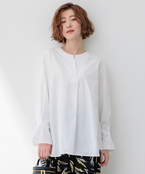 23区 L(ニジュウサンクオオキイサイズ)の「CANCLINI スキッパーベルト付き ブラウス(シャツ/ブラウス・レディース・ホワイト系/スモーキーグリーン系1/イエロー系1/ピンク系1/ブルー系1/ふじ色系1/スカイブルー系1・48/46/44)」の2枚目の写真