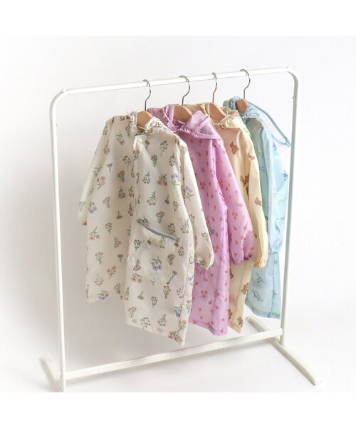 apres les cours(アプレレクール)の「GIRLSランドコート(花・いちご)(レインコート/ポンチョ・キッズ・ラベンダー/アイボリー・110/120/130/100)」の6枚目の写真