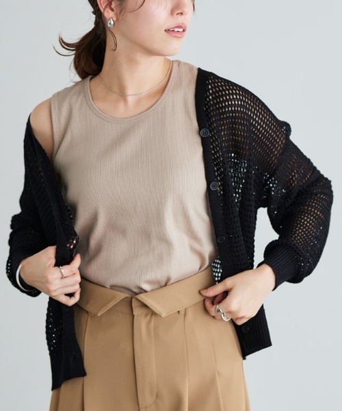 Pierrot(ピエロ)の「【ブラ紐隠し】クルーネックリブタンクトップ(タンクトップ・レディース・ブラック/ネイビー/オフホワイト/サンドベージュ/グレー系その他・M/L)」の4枚目の写真