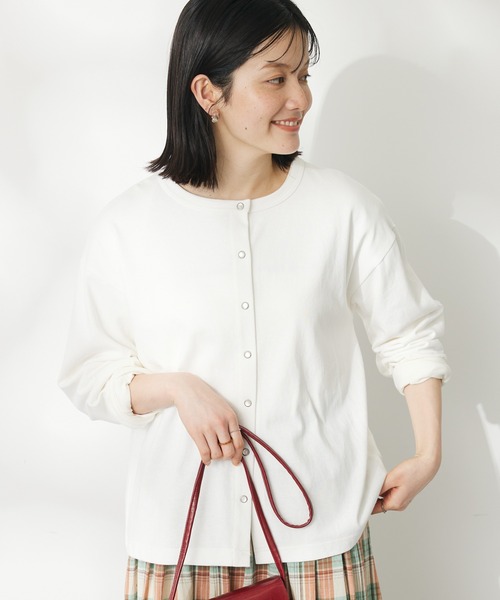CRAFT STANDARD BOUTIQUE(クラフトスタンダードブティック)の「ヴィンテージ風天竺 パール釦クルーカーデL/S(カーディガン/ボレロ・レディース・オフホワイト/レッド/ブルー/グレー/ブラック・FREE)」の2枚目の写真