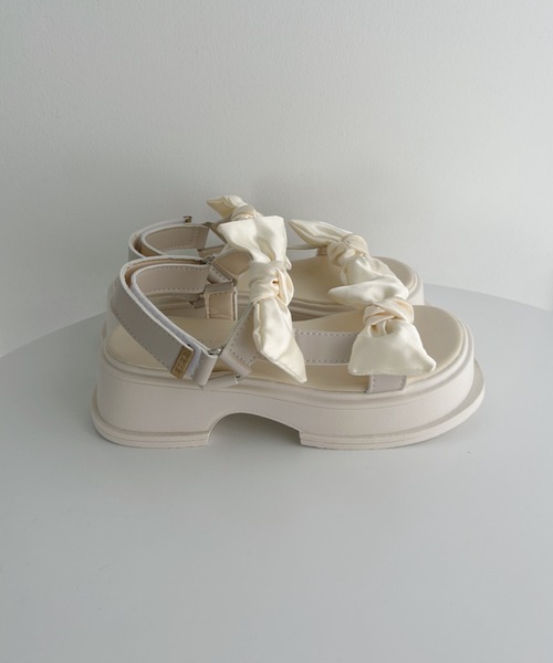 Loueme(ルエム)の「ダブルリボン厚底スポーツサンダル(サンダル・レディース・アイボリー/ブラック・24.5cm/23.5cm)」の10枚目の写真