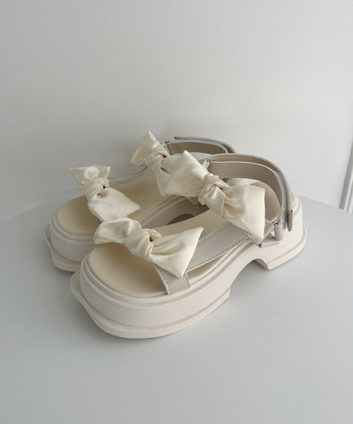 Loueme(ルエム)の「ダブルリボン厚底スポーツサンダル(サンダル・レディース・アイボリー/ブラック・24.5cm/23.5cm)」の9枚目の写真