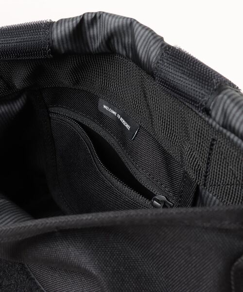 Herschel Supply（ハーシェルサプライ）の「【herschel】ミニボディバッグ（ボディバッグ/ウエストポーチ・レディース・ライトピンク/ブラック・フリー）」の3枚目の写真