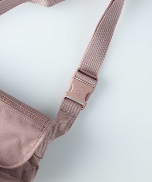 Herschel Supply（ハーシェルサプライ）の「【herschel】ミニボディバッグ（ボディバッグ/ウエストポーチ・レディース・ライトピンク/ブラック・フリー）」の14枚目の写真