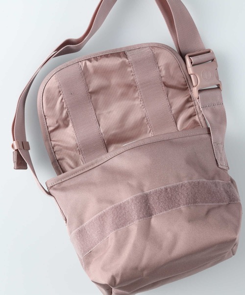 Herschel Supply（ハーシェルサプライ）の「【herschel】ミニボディバッグ（ボディバッグ/ウエストポーチ・レディース・ライトピンク/ブラック・フリー）」の12枚目の写真
