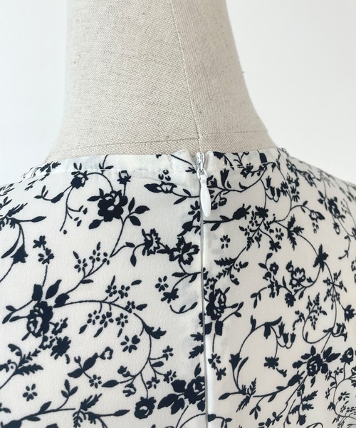 Futier land(フューティアランド)の「小花柄カシュクールワンピース(ワンピース・レディース・ホワイト/ブラック・LARGE/MEDIUM)」の13枚目の写真