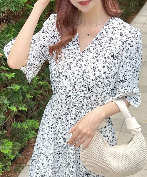 Futier land(フューティアランド)の「小花柄カシュクールワンピース(ワンピース・レディース・ホワイト/ブラック・LARGE/MEDIUM)」の4枚目の写真