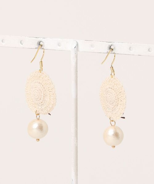 tone（トーン）の「【38ribbon】麦わら帽子とコットンパールのピアス(MA)（ピアス（両耳用）・レディース・ホワイト/ベージュ・FREE）」の3枚目の写真