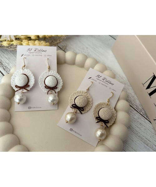 tone（トーン）の「【38ribbon】麦わら帽子とコットンパールのピアス(MA)（ピアス（両耳用）・レディース・ホワイト/ベージュ・FREE）」の9枚目の写真