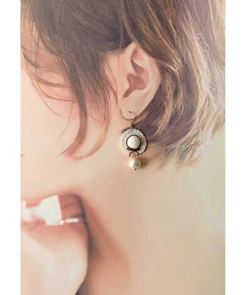 tone（トーン）の「【38ribbon】麦わら帽子とコットンパールのピアス(MA)（ピアス（両耳用）・レディース・ホワイト/ベージュ・FREE）」の6枚目の写真