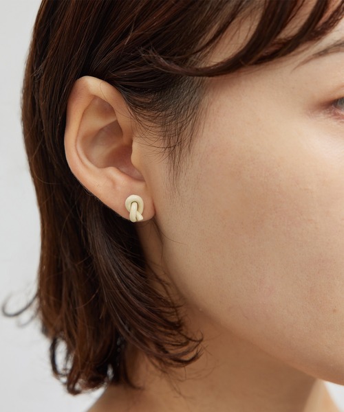 ROPE'（ロペ）の「ノットモチーフピアス（ピアス（両耳用）・レディース・オフホワイト/レッド系その他/ゴールド・FREE）」の8枚目の写真