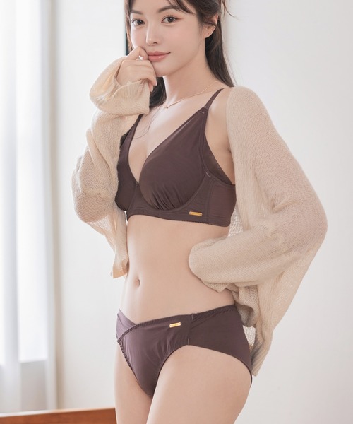 tu-hacci(ツーハッチ)の「《着痩せ、華奢見え、大きな胸を小さく見せるブラ》スリムシルエットシンプルタイプ【ブラジャー単品】(ブラジャー・レディース・スモークピンク/ブラック/ブラウン/チャコール・C70/D70/C75/D75/E70/E75/I85/I90/H95/G90/H90/G95/I70/I75/I80/H65/H70/H75/H80/H85/F90/C90/D85/E85/E90/F85/G85/F80/G65/G70/G75/G80/C85/F70/F75/D90/E80/C80/D80)」の22枚目の写真