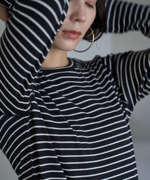 UNFILO（アンフィーロ）の「コットンカシミヤ クルーネックカットソー（Tシャツ/カットソー・レディース・ブラック系/ダルブルー系/ブラック系1/ホワイト系/ベージュ系1/グレー系/ブラック系2・SMALL/MEDIUM/LARGE）」の11枚目の写真