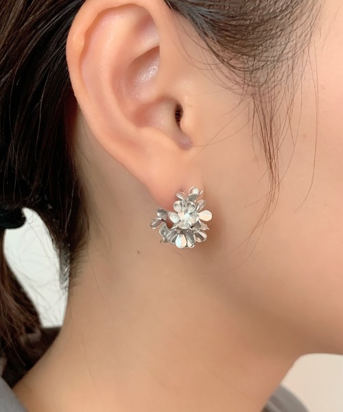 フラワーモチーフピアス  (両耳用)