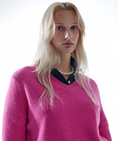 RACCOON BLENDED V-NECK SQUARE LOGO — пуловер с V‑образным вырезом (RACCOON BLENDED) с квадратным логотипом