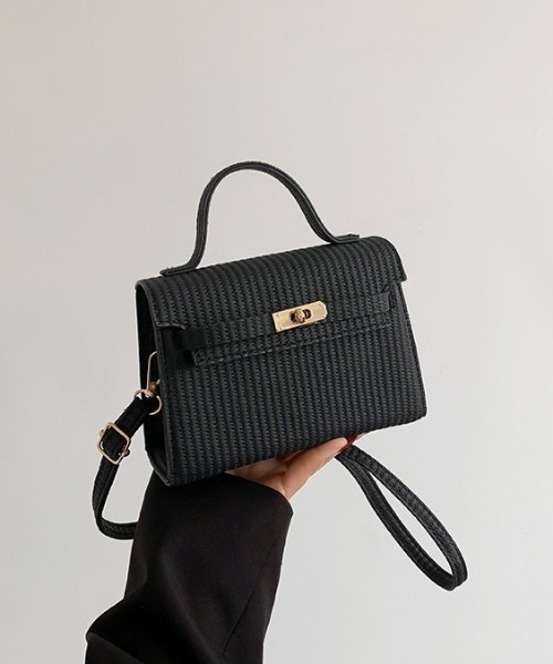 ラフィア風型押しフラップショルダーバッグ（ショルダーバッグ）｜L