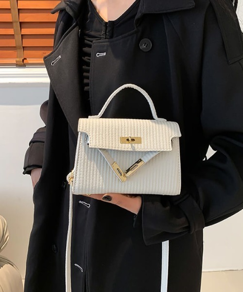 ラフィア風型押しフラップショルダーバッグ（ショルダーバッグ）｜L