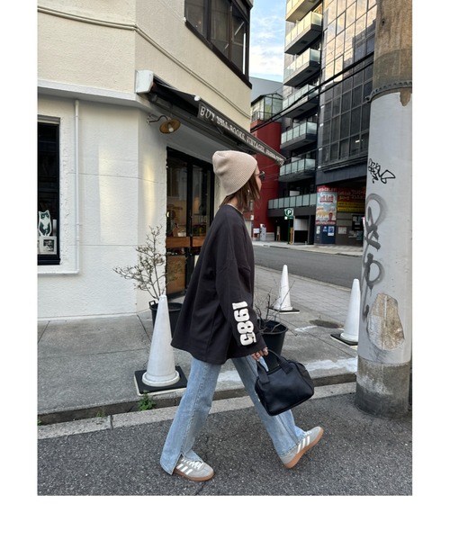 ISOOK（アイスー）の「袖プリントオーバースウェット(chiica select) / ルーズ丈 ビッグシルエット トレーナー カレッジロゴ ジャージ（スウェット・レディース・ライトグレー/チャコール・FREE）」の17枚目の写真