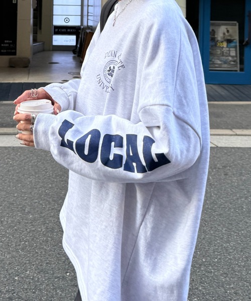 ISOOK（アイスー）の「袖プリントオーバースウェット(chiica select) / ルーズ丈 ビッグシルエット トレーナー カレッジロゴ ジャージ（スウェット・レディース・ライトグレー/チャコール・FREE）」の8枚目の写真