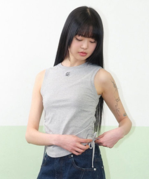 AMESWORLDWIDE（アメスワールドワイド）の「A'GEM/9 × .kom 『AMESWORLDWIDE/アメスワールドワイド』BASIC SMALL LOGO SLEEVELESS TEE /ベーシックスモールロゴスリーブレスTEE（タンクトップ・レディース・グレー/ブラック/ホワイト・FREE）」の3枚目の写真