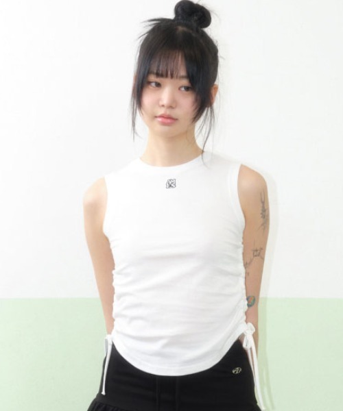 AMESWORLDWIDE（アメスワールドワイド）の「A'GEM/9 × .kom 『AMESWORLDWIDE/アメスワールドワイド』BASIC SMALL LOGO SLEEVELESS TEE /ベーシックスモールロゴスリーブレスTEE（タンクトップ・レディース・グレー/ブラック/ホワイト・FREE）」の2枚目の写真