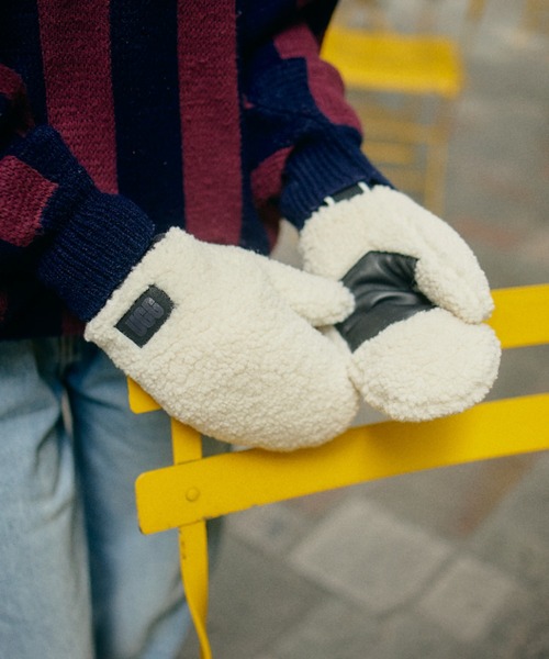 W UGGFLUFF MITTEN WITH LOGO TAPE 101099-NMB（手袋）｜UGG（アグ）の