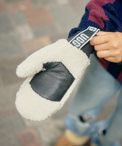 W UGGFLUFF MITTEN WITH LOGO TAPE 101099-NMB（手袋）｜UGG（アグ）の
