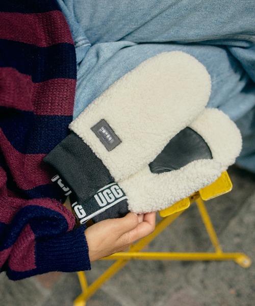 W UGGFLUFF MITTEN WITH LOGO TAPE 101099-NMB（手袋）｜UGG（アグ）の